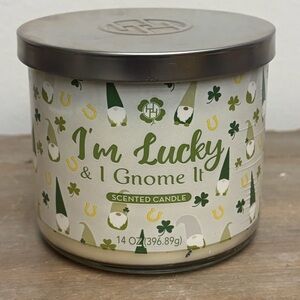 NEW " I'M LUCKY & I GNOME IT " SCENTED CANDLE 14 OZ / BUTTERSCOTCH RUM & VANILLA
